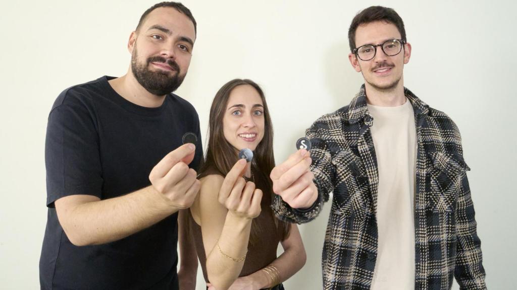 Los fundadores muestran las etiquetas inteligentes para alimentos con tecnología patentada.