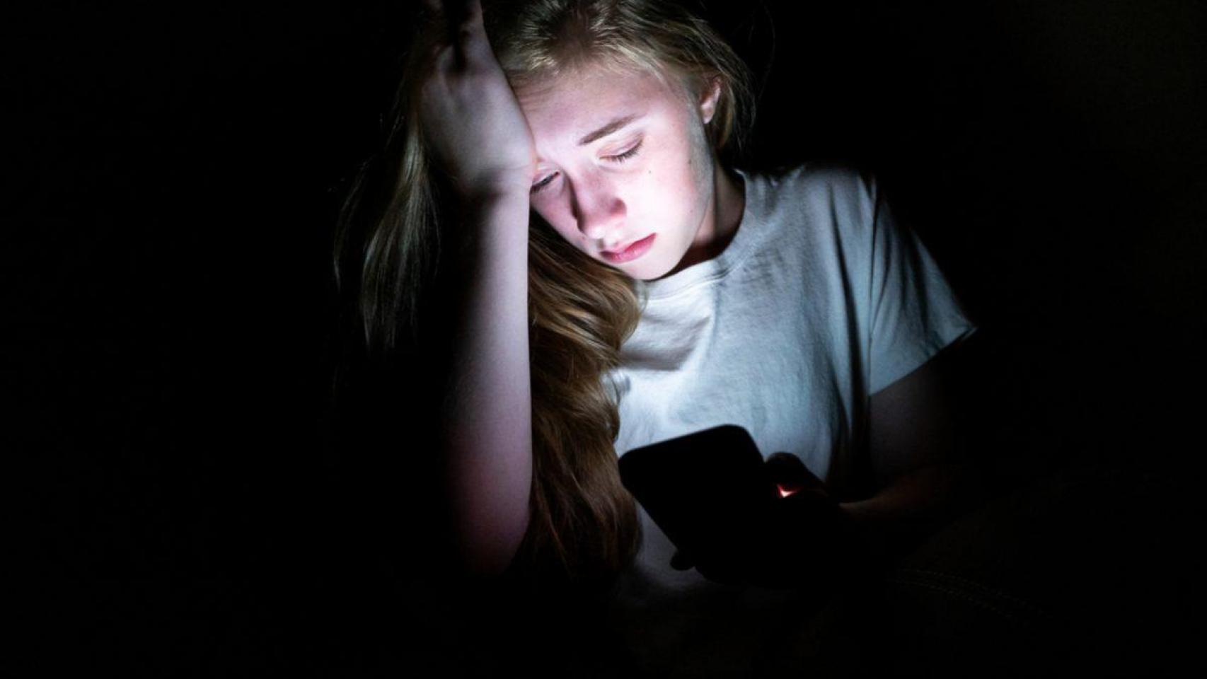 Los adolescentes con problemas mentales pasan más tiempo en las redes sociales, se comparan más y son menos sinceros