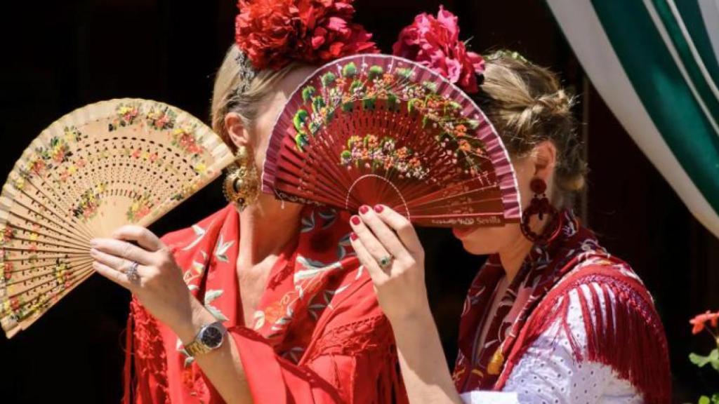 Dos mujeres de flamenca.