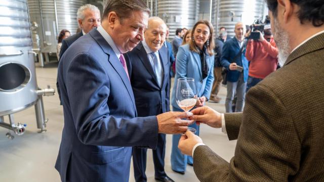 El ministro de Agricultura, Pesca y Alimentación, Luis Planas, inaugura la bodega de Protos en la Denominación de Origen Cigales, a cuyo acto acude la consejera de Agricultura, Ganadería y Desarrollo Rural de la Junta de Castilla y León, María González Corral.