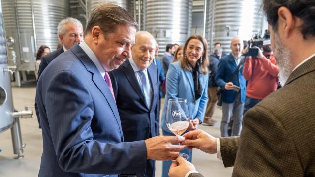 El ministro de Agricultura, Pesca y Alimentación, Luis Planas, inaugura la bodega de Protos en la Denominación de Origen Cigales, a cuyo acto acude la consejera de Agricultura, Ganadería y Desarrollo Rural de la Junta de Castilla y León, María González Corral.