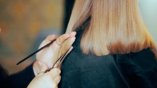 Olga San Bartolomé, peluquera: Este corte de pelo disimula las canas y rejuvenece al instante