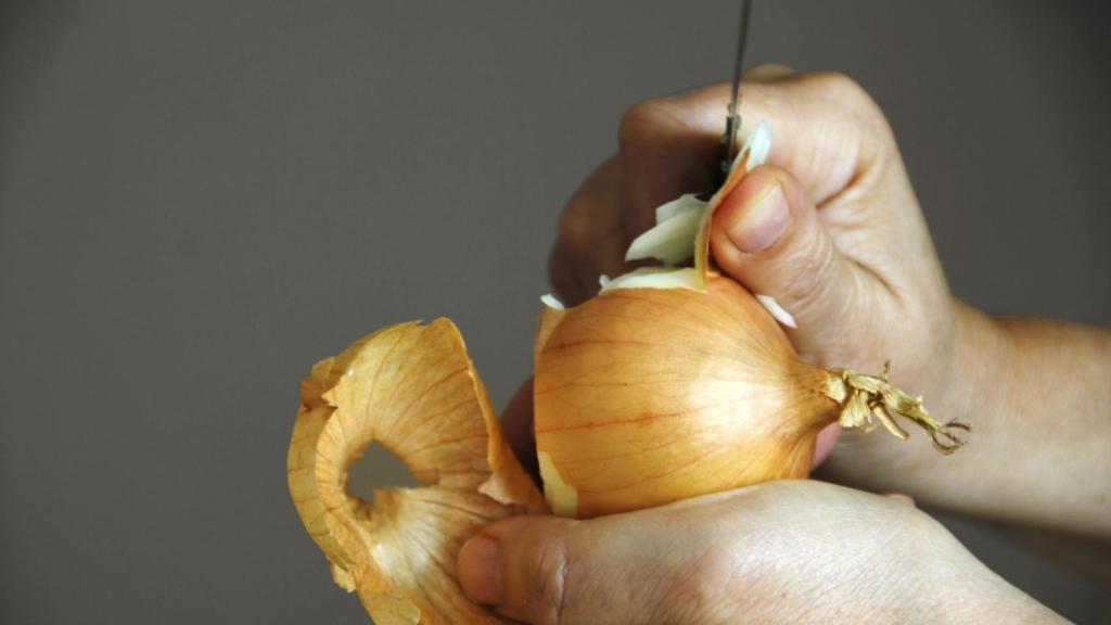 Pelando una cebolla.