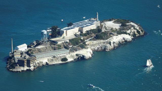 La isla de Alcatraz se ve en la Bahía de San Francisco en San Francisco, California.