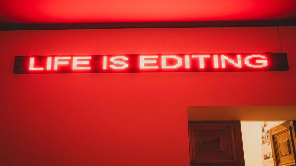 La pieza 'Life is editing' que abre el recorrido expositivo. Foto: Sara Fernández