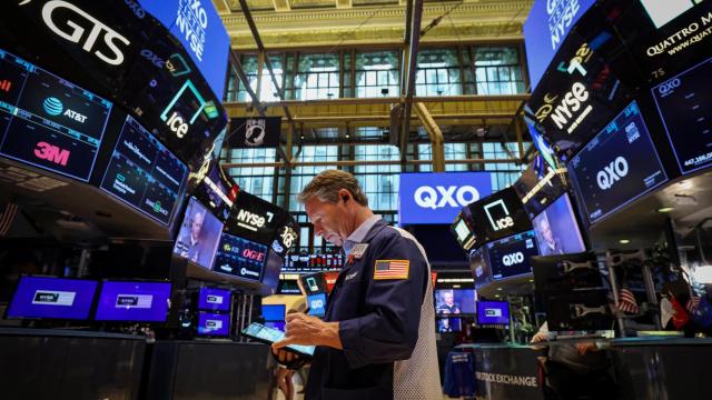 Un operador trabaja en la Bolsa de Nueva York.