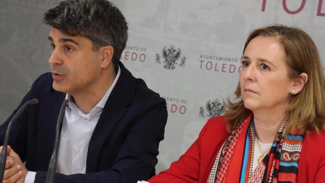 Alcalde y Molina durante su rueda de prensa para explicar las obras en el Parque de la Vega de Toledo.