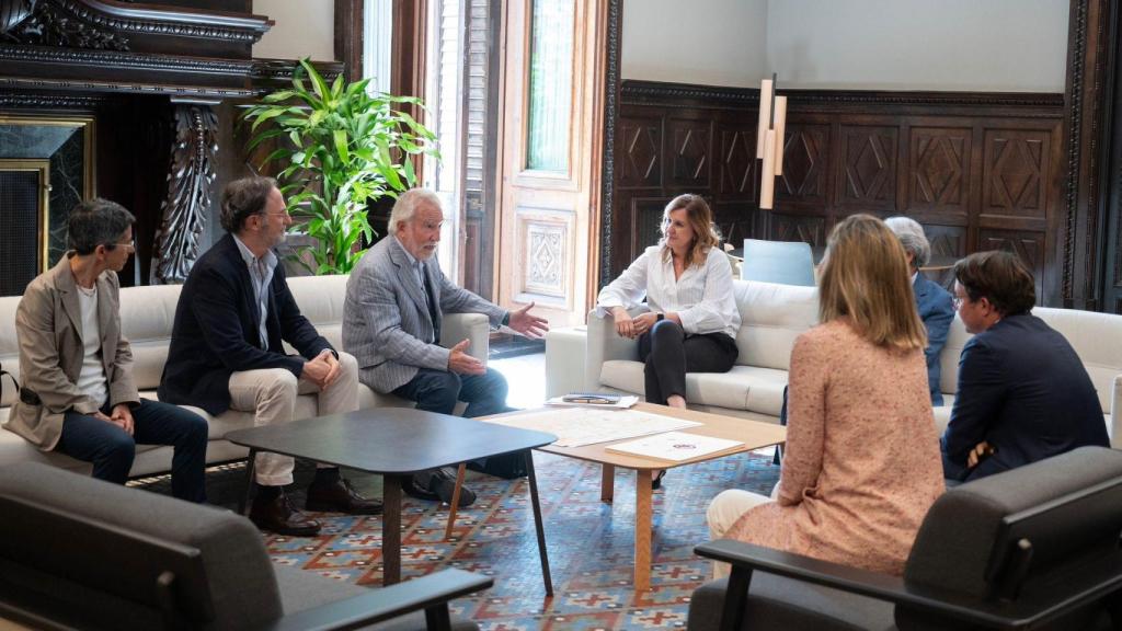 María José Catalá acompañada por Tomeu Pons, consejero delegado de la empresa Rain Forest, Leopoldo Usán, socio de la firma, y Fernando González, director de la Fundación Bioparc. EE