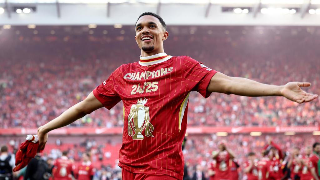 Alexander-Arnold celebrando el título de la Premier League con el Liverpool
