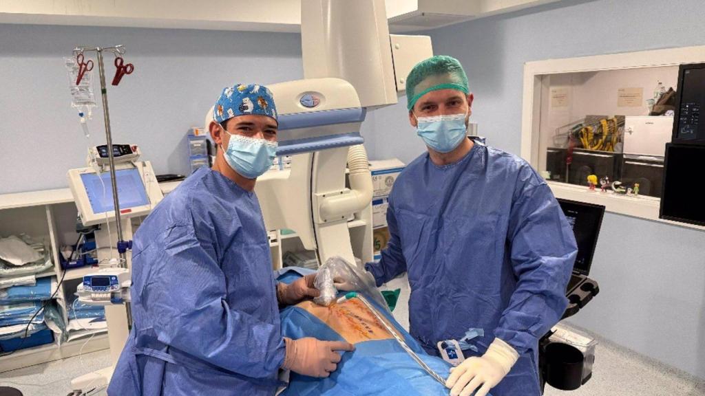 Dos profesionales de Quirónsalud Málaga utilizando esta técnica.