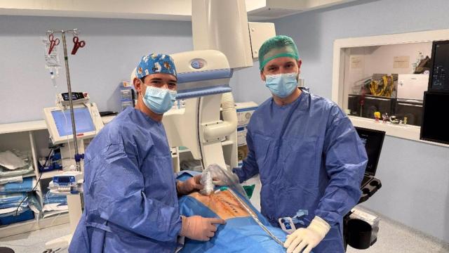 Dos profesionales de Quirónsalud Málaga utilizando esta técnica.