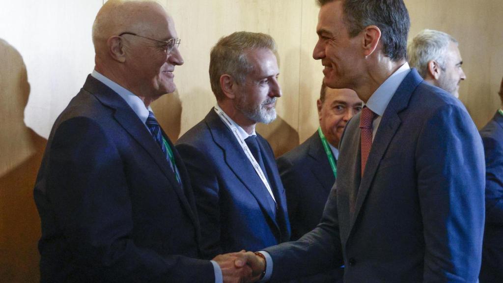 Pedro Sánchez, presidente del Gobierno, saluda al presidente de Sabadell, Josep Oliu, el lunes a su llegada a la inauguración de la reunión anual del Cercle d'Economia.