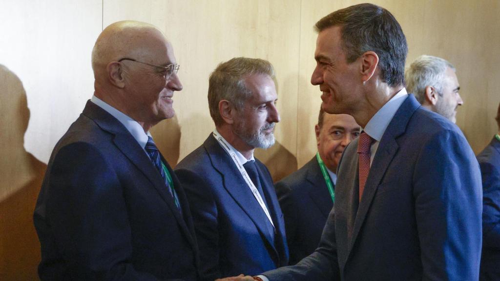 Pedro Sánchez, presidente del Gobierno, saluda al presidente de Sabadell, Josep Oliu, el lunes a su llegada a la inauguración de la reunión anual del Cercle d'Economia.