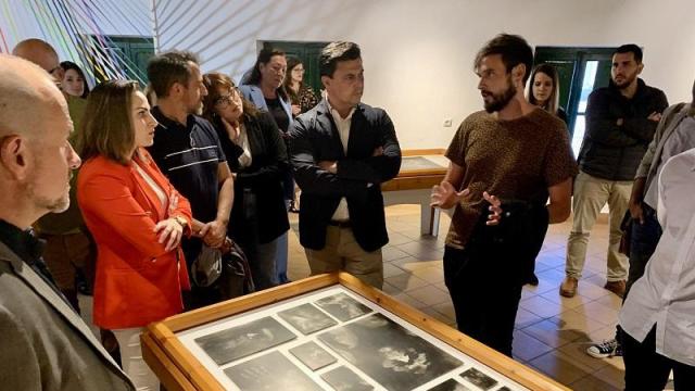Un artista expone sus obras públicamente ante el alcalde de San Javier, José Miguel Luengo (c), en una edición anterior del Festival Imagina.