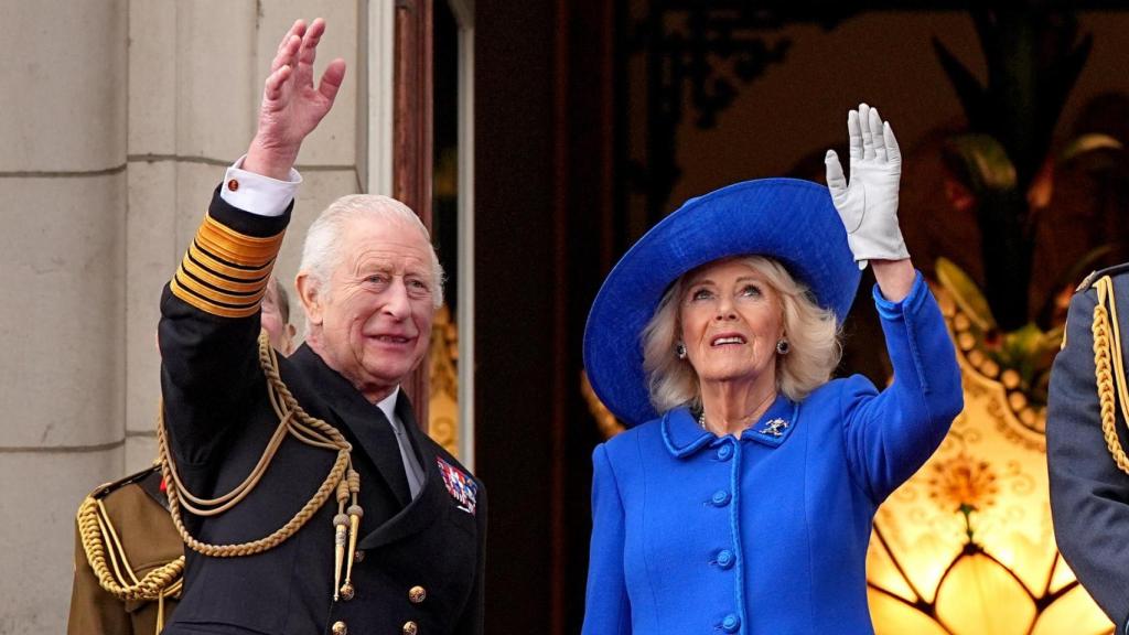 Carlos y Camila saludando desde el balcón de Buckingham.