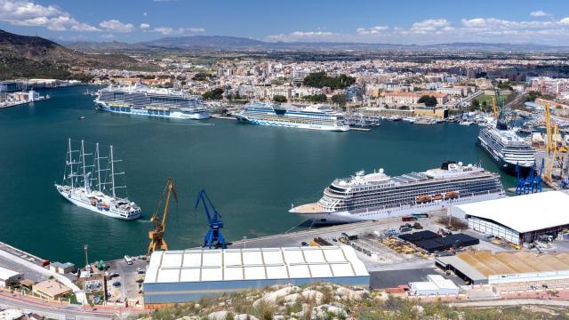 Una foto de archivo de cuatro cruceros atracados en el puerto de Cartagena.