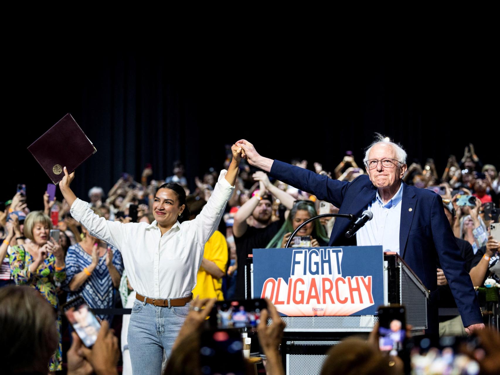 La congresista Alexandria Ocasio-Cortez y el senador estadounidense Bernie Sanders participan en una parada de la gira “Fighting Oligarchy” en el Dignity Health Arena, Theater en Bakersfield, California, el 15 de abril de 2025.
