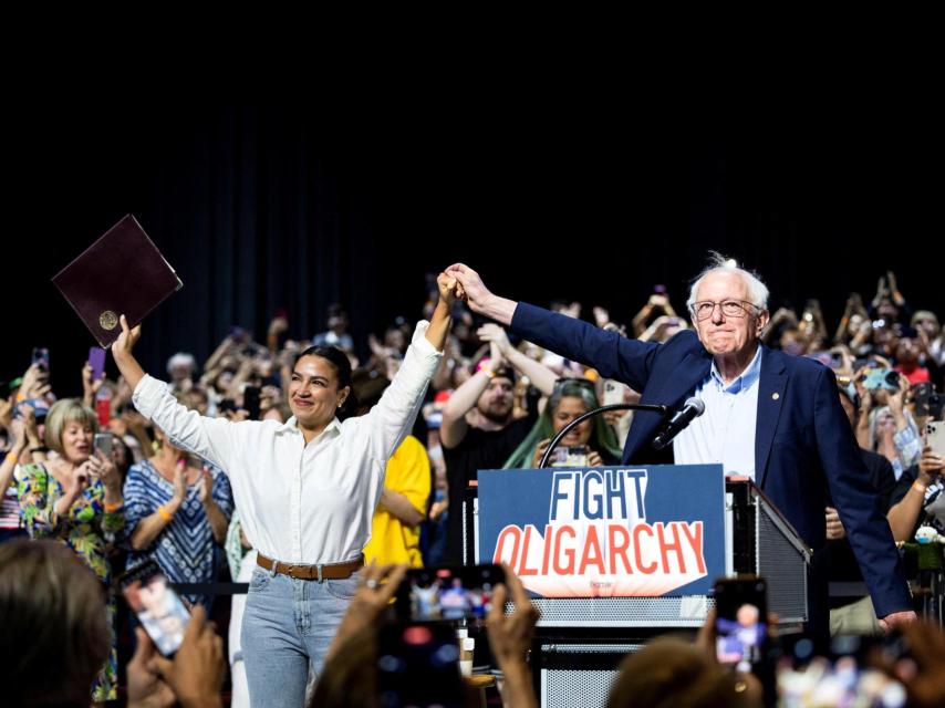 La congresista Alexandria Ocasio-Cortez y el senador estadounidense Bernie Sanders participan en una parada de la gira “Fighting Oligarchy” en el Dignity Health Arena, Theater en Bakersfield, California, el 15 de abril de 2025.
