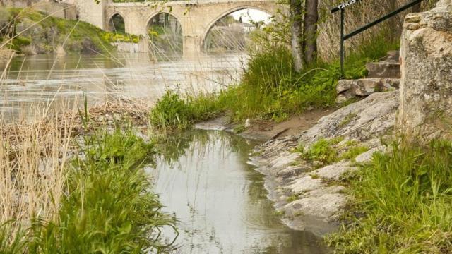El río Tajo, muy contaminado, a su paso por Toledo.