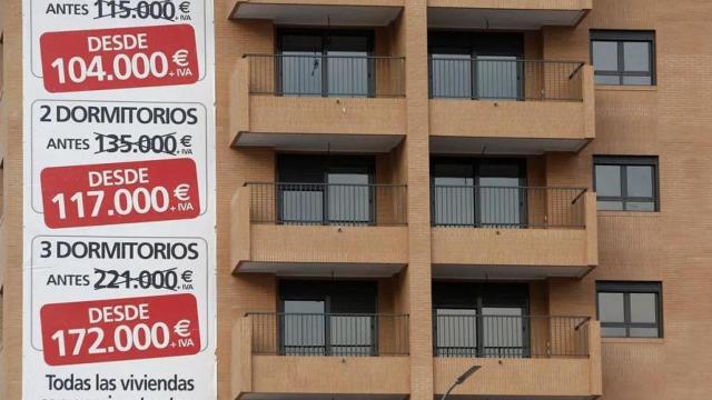 Vista de unos pisos en venta.