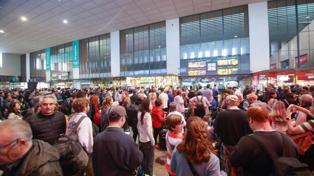 Caos de viajeros en la estación de Santa Justa debido al retraso por el robo de cables de trenes.
