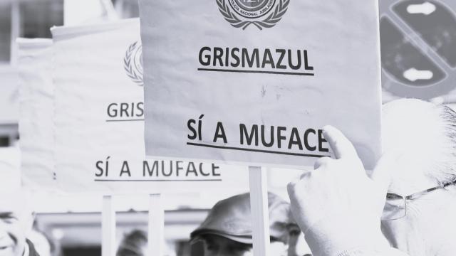 Concentración de funcionarios defendiendo el modelo Muface.
