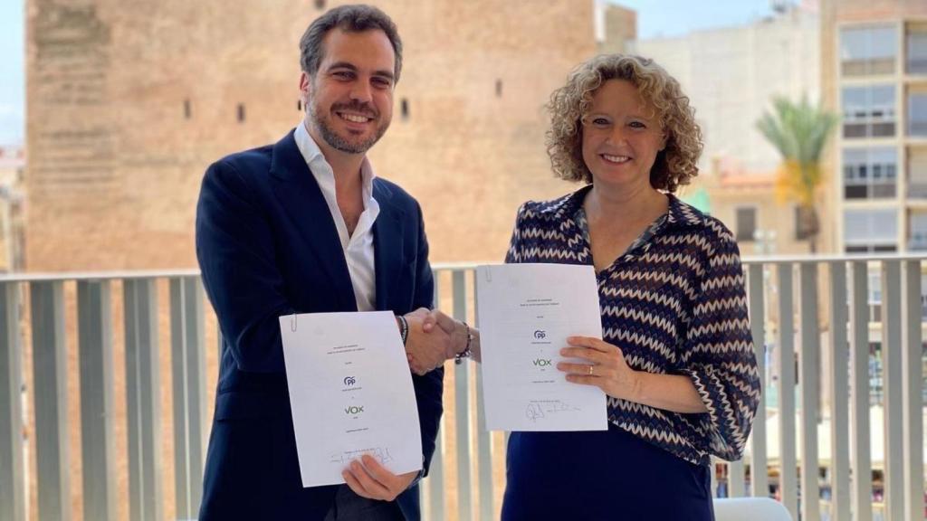 Guillermo Alonso, exportavoz de Vox en Torrent, junto a la alcaldesa de la localidad, Amparo Folgado. AYTO