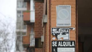Cartel de 'se alquila vivienda'.
