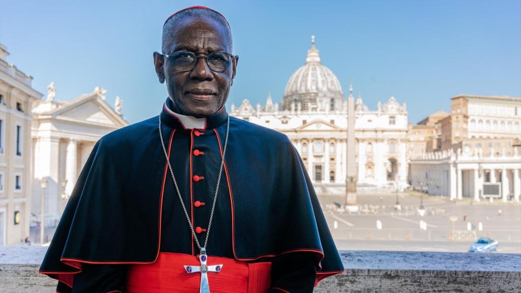 El cardenal Robert Sarah, uno de los principales opositores del ala conservadora contraria a las reformas de Francisco, en una imagen de archivo de junio de 2020.
