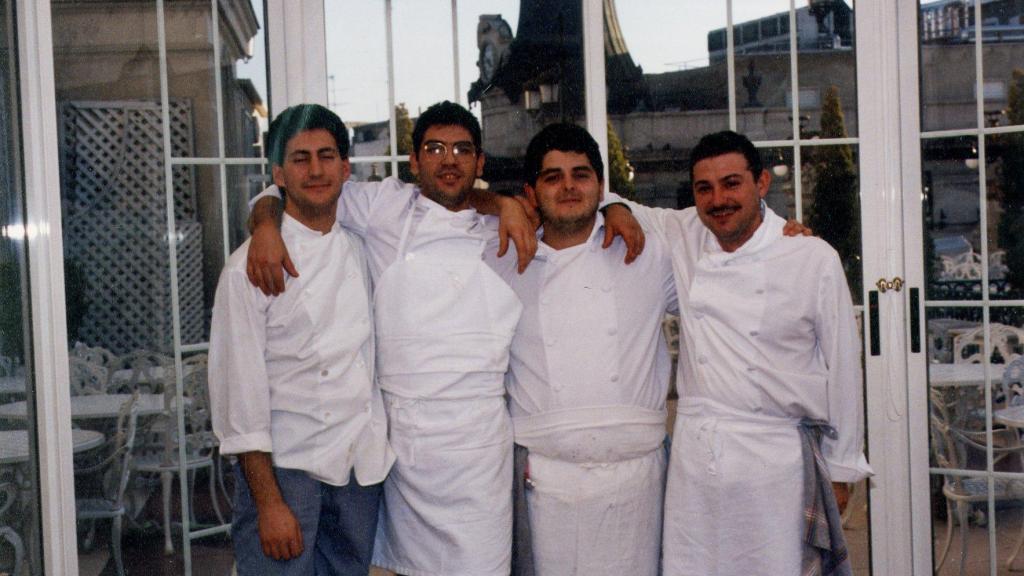 José Antonio Ibáñez (derecha) junto a cocineros del Casino de Madrid, entre ellos, Paco Roncero (segundo por la izquierda).