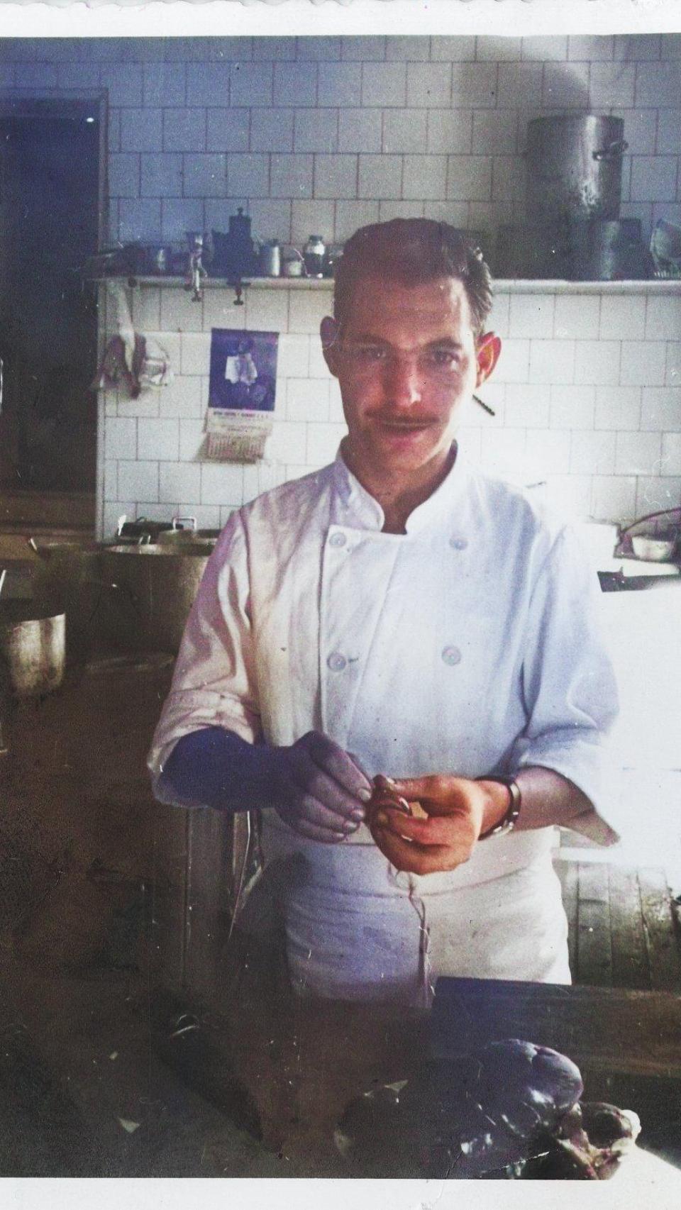 Joaquín Ibáñez cocinando en el balneario.