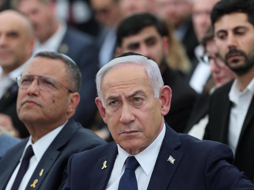 El primer ministro israelí, Benjamin Netanyahu, y el alcalde de Jerusalén, Moshe Leon, asisten a una ceremonia en la víspera del Día de la Memoria de Israel, en recuerdo de los soldados caídos, en el Memorial Yad LaBanim de Jerusalén, el 29 de abril de 2025.