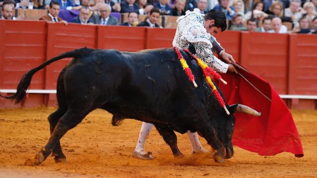 Morante pega un ayudado por alto en la Maestranza de Sevilla.