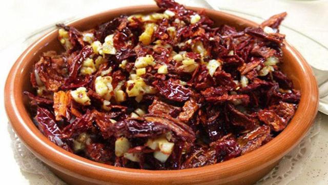 La receta alicantina que mezcla bacalao seco, aceite y pimiento: una bomba de sabor con siglos de historia