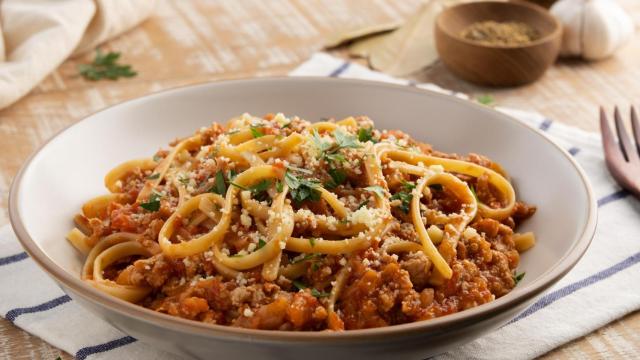 Un plato de tallarines con salsa boloñesa (Imagen de archivo)