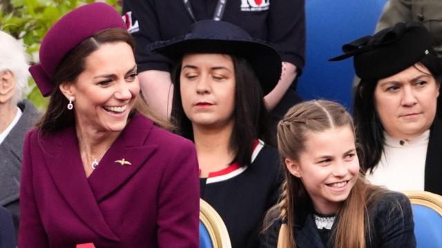 La princesa de Gales y su hija, en Buckingham.