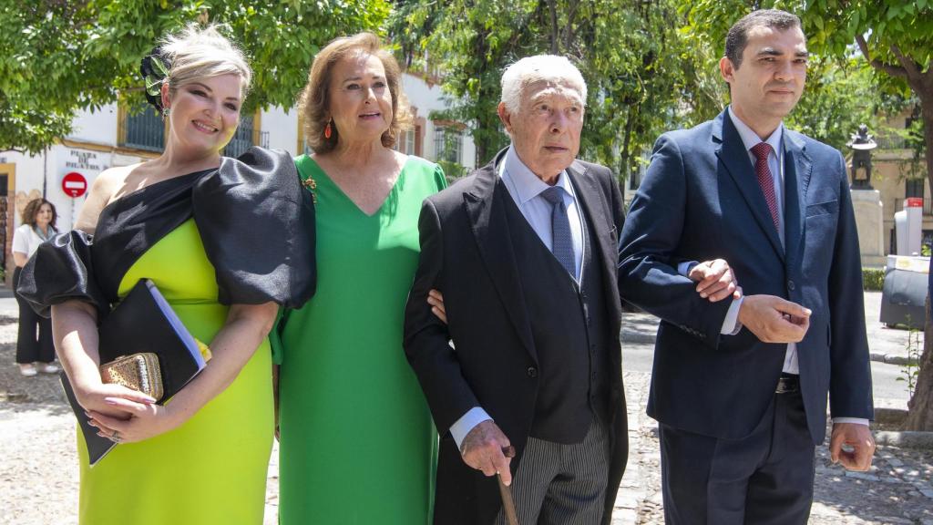 Curro Romero y Carmen Tello durante la boda de Sun Medina y Pedro Domínguez en 2023.