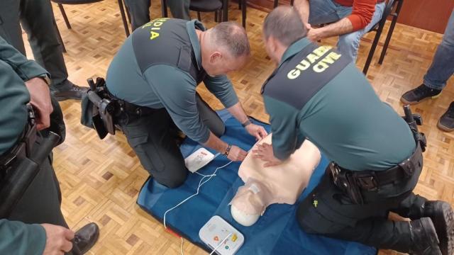 Dos agentes de la Guardia Civil realizando la maniobra de Heimlich