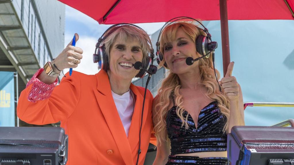 Paloma del Río y Cayetana Guillén Cuervo narraron el desfile de 'La familia de la tele'.