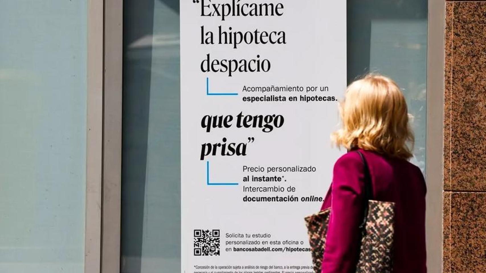 Una mujer frente a un banco.