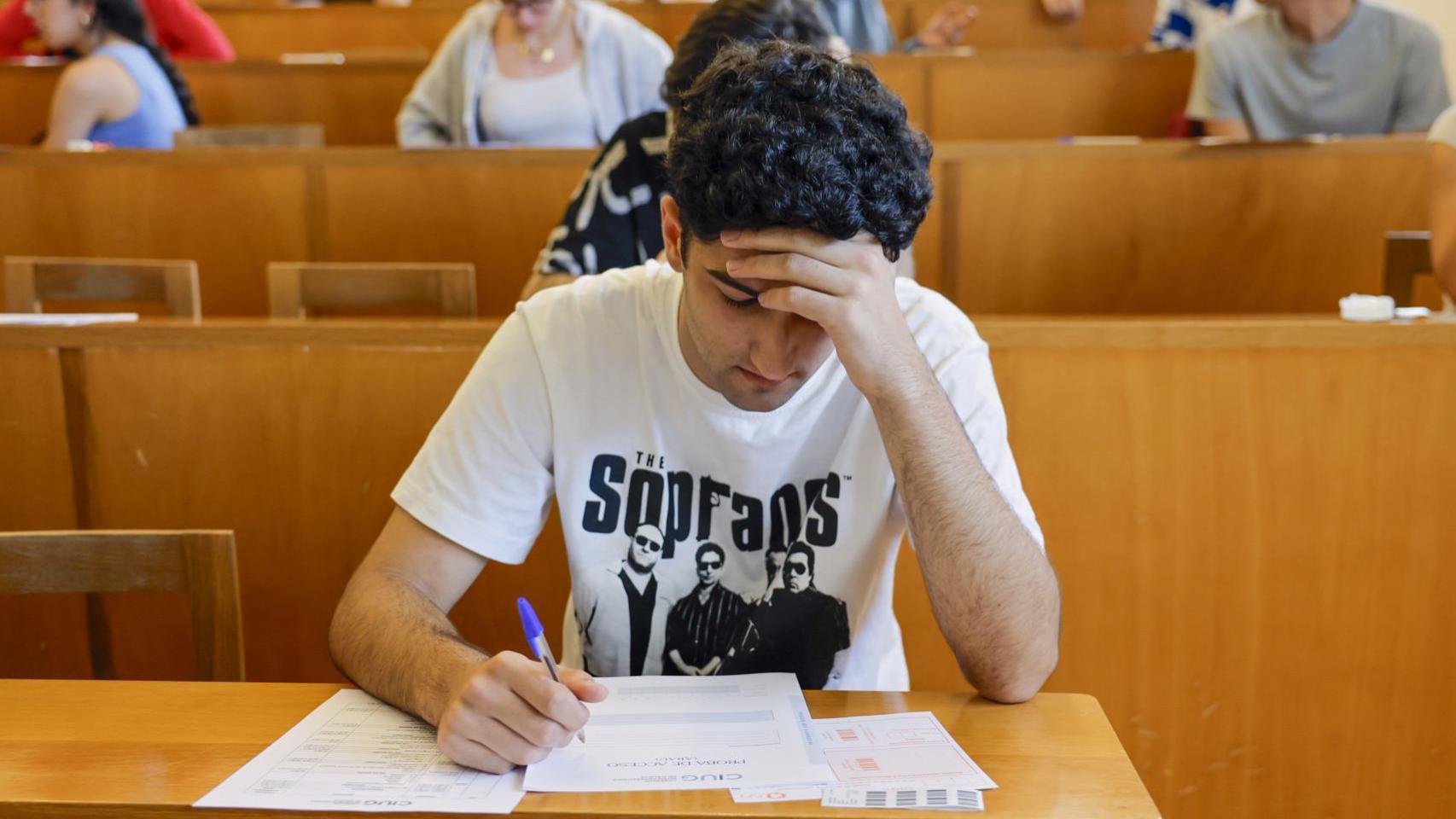 Todas las claves de la PAU 2025: así son los ejercicios de la nueva Selectividad y las fechas de los exámenes por comunidades