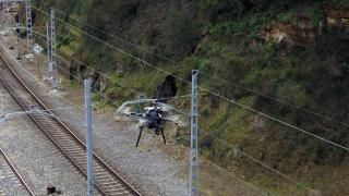 Dron inspeccionando una vía.