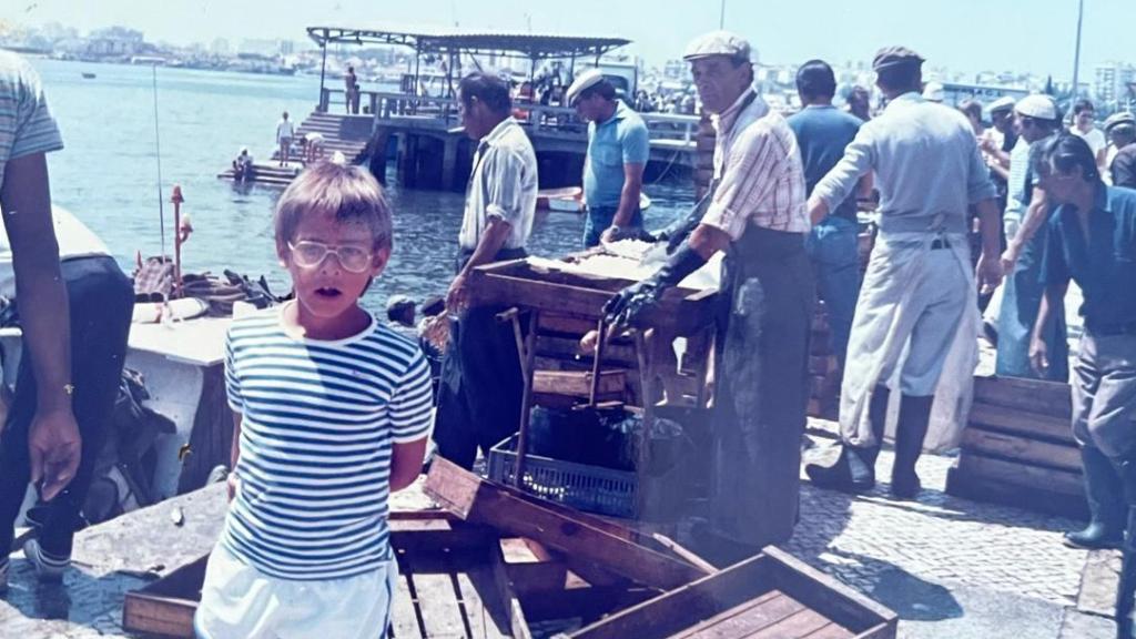 Pedro Bastos de pequeño recogiendo el pescado que llegaba a puerto.