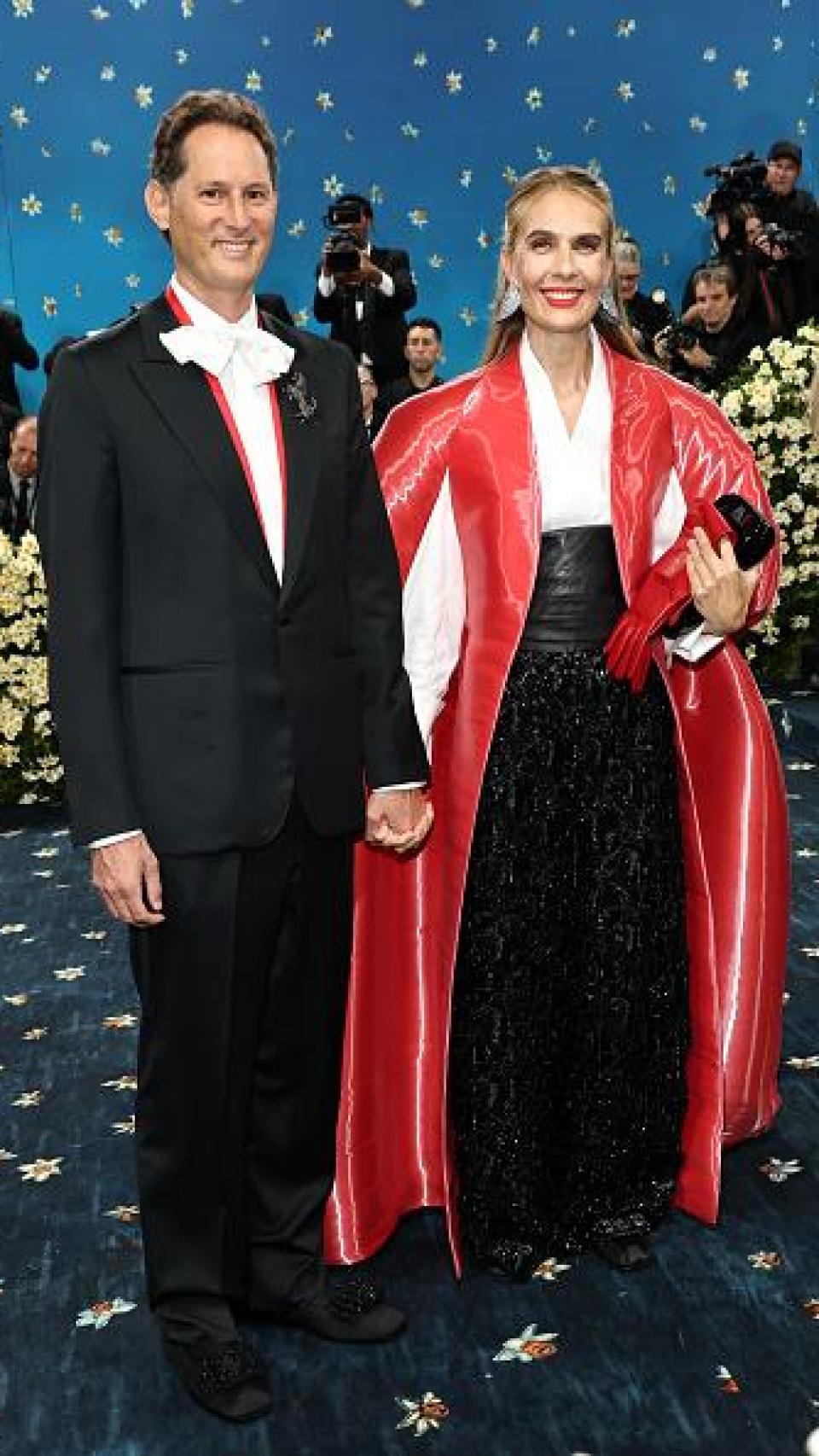 Borromeo Lavinia con su esposo, John Elkann, en la Gala Met.