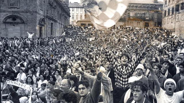 Celebración del ascenso en la praza da Quintana.