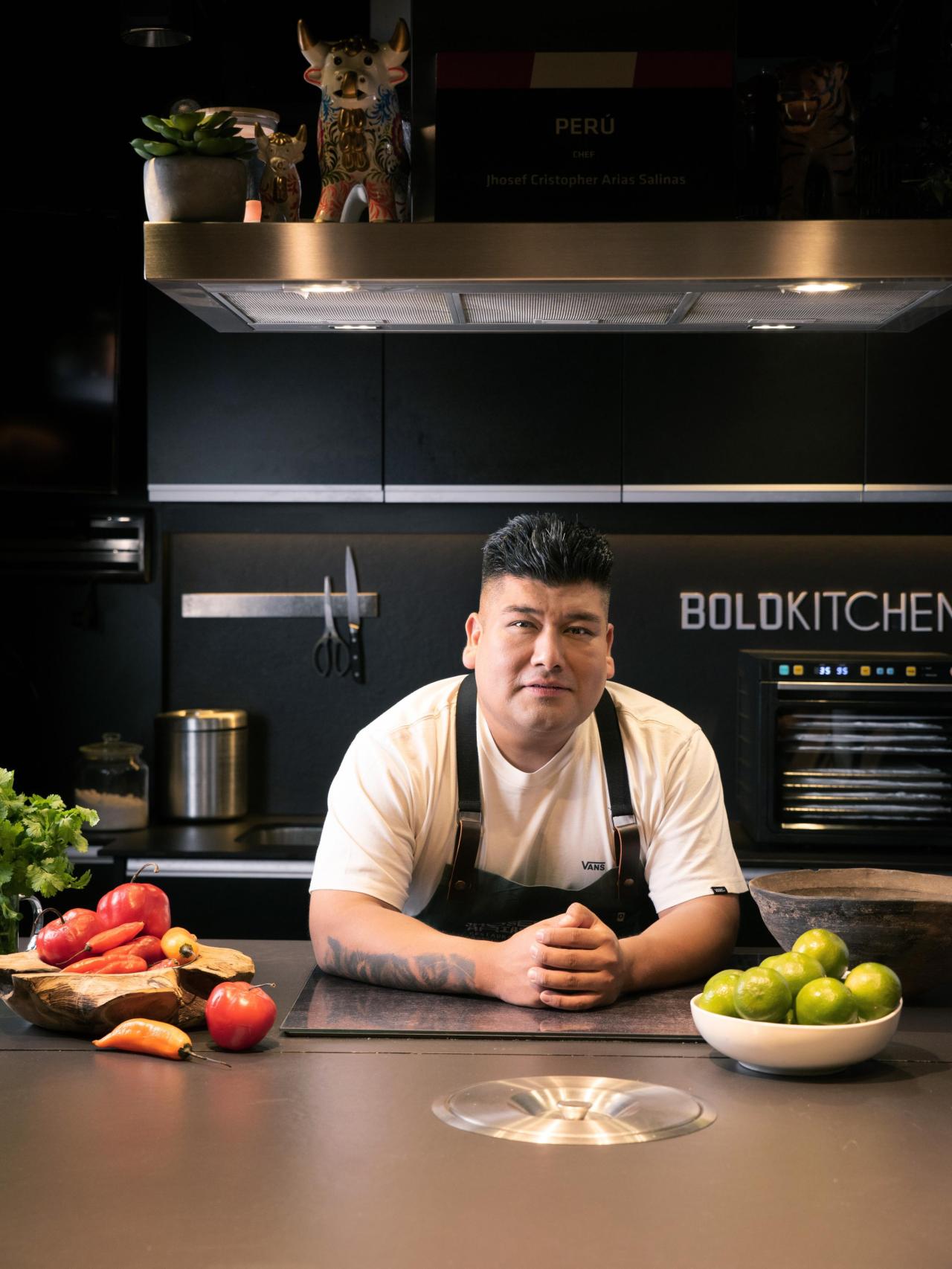 Jhosef Arias en su cocina BoldKitchen.