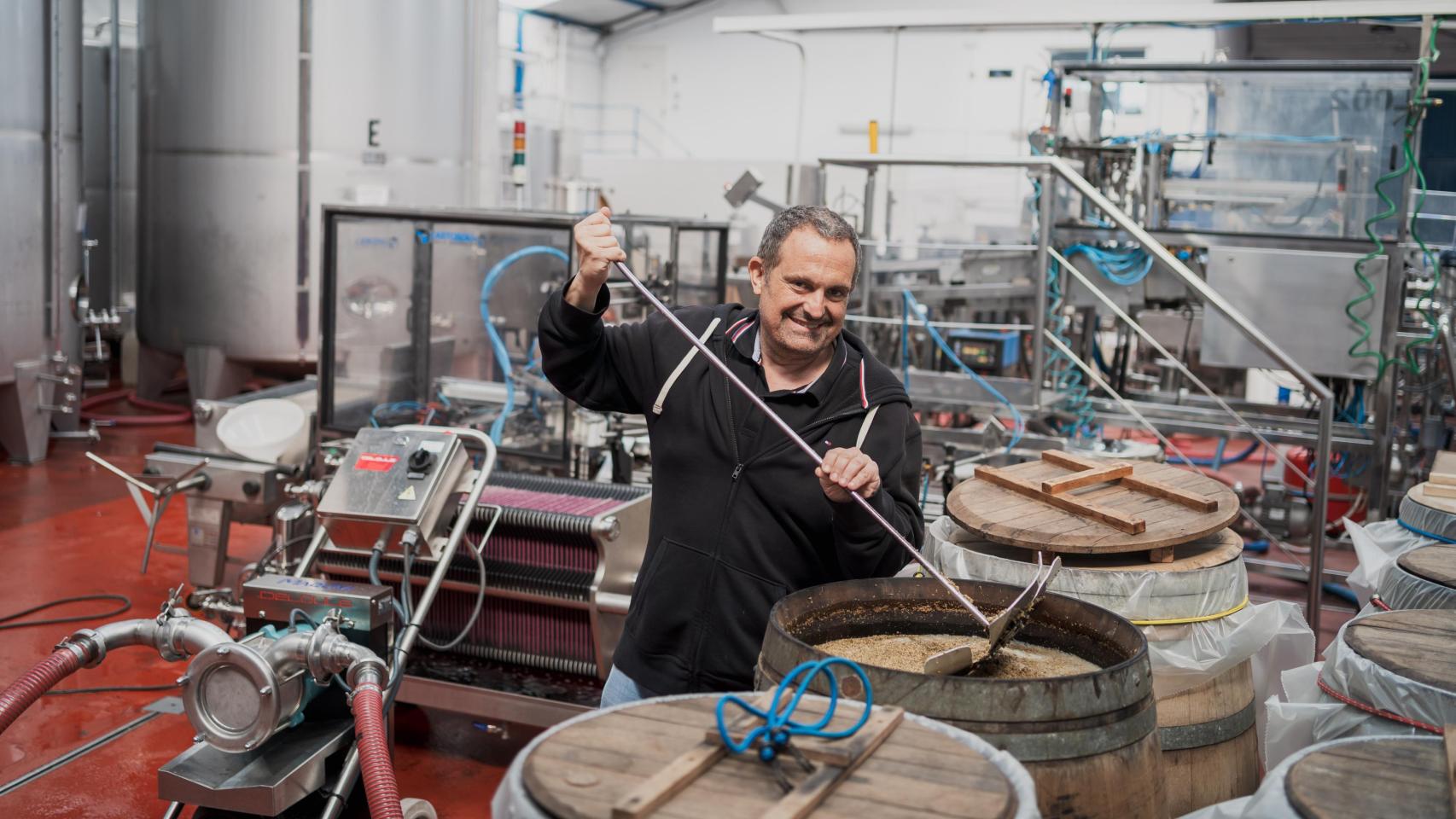 Carlos Muñecas en la parte más artesanal de su fábrica, Zarro.