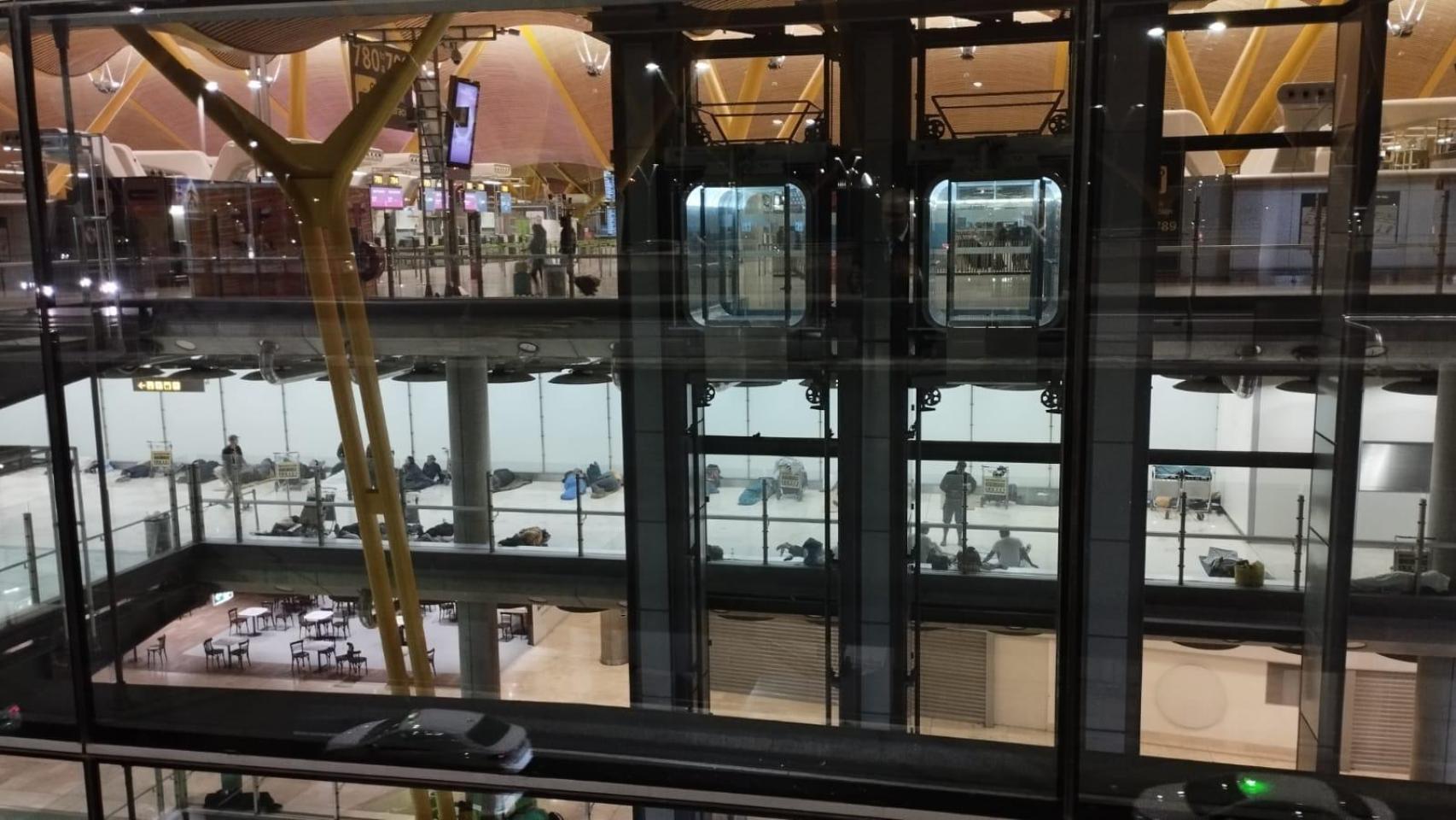 Cientos de indigentes se 'reubican' en una planta intermedia de Barajas tras las quejas: "Mueven el problema"