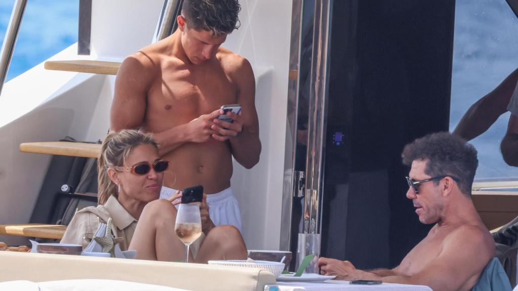 Gianluca Simeone con su padre, Diego, y Carla Pereyra en Ibiza en el verano de 2023.