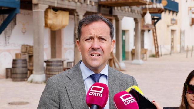 El alcalde, Carlos Velázquez, ha atendido a los medios en el parque temático Puy Du Fou.